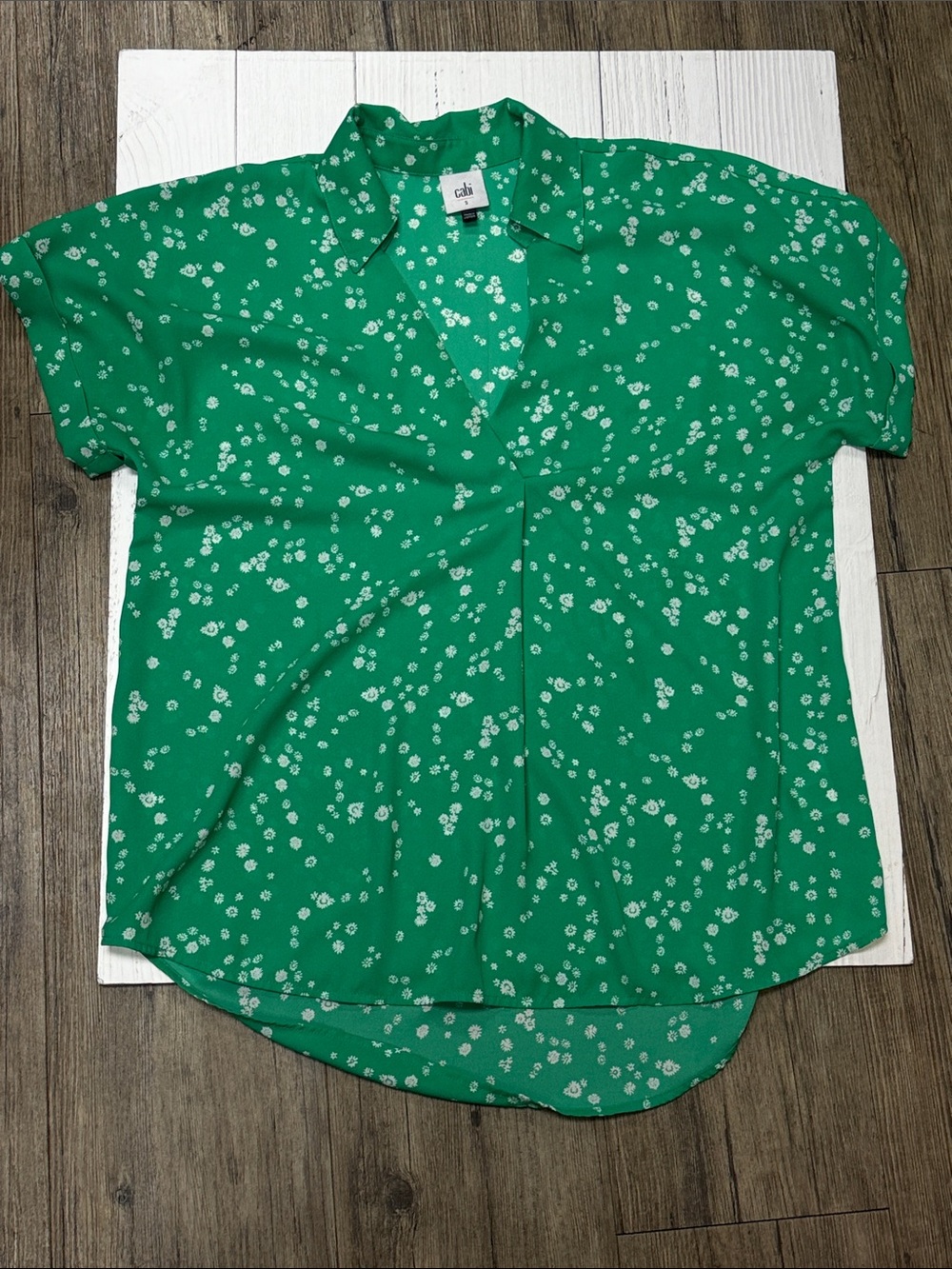 Cabi Replay Green Floral Short-Sleeve V-Neck Blouse